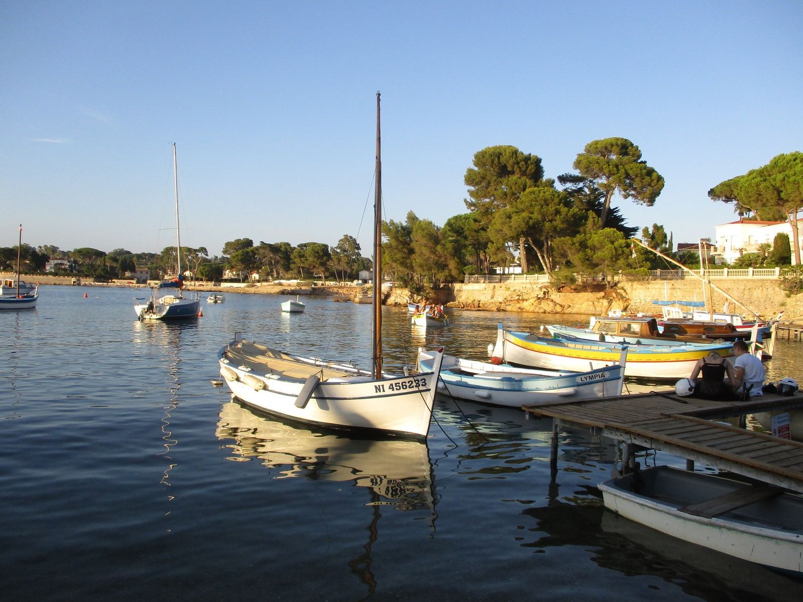 Bateaux à l'Olivette, versant ouest du cap d'Antibes, côté Juan-les-Pins