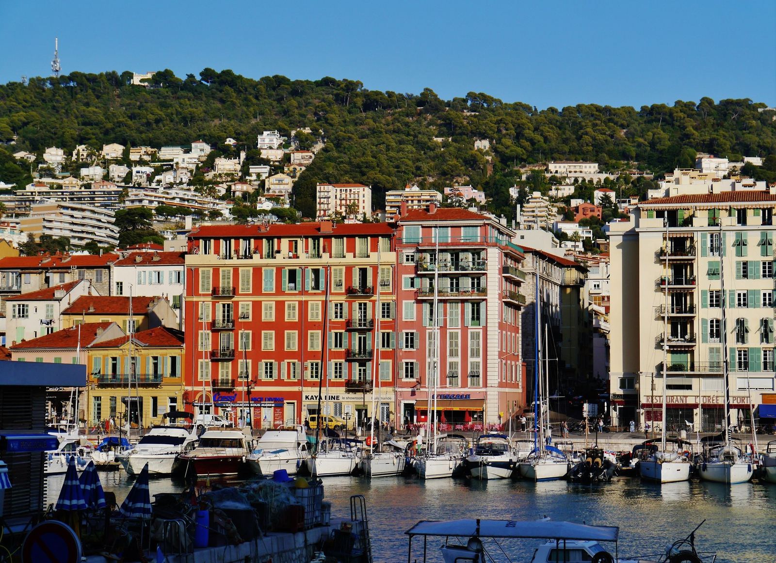 Quai du port Lympia à Nice, façades ocre et bateaux de pêche-promenade