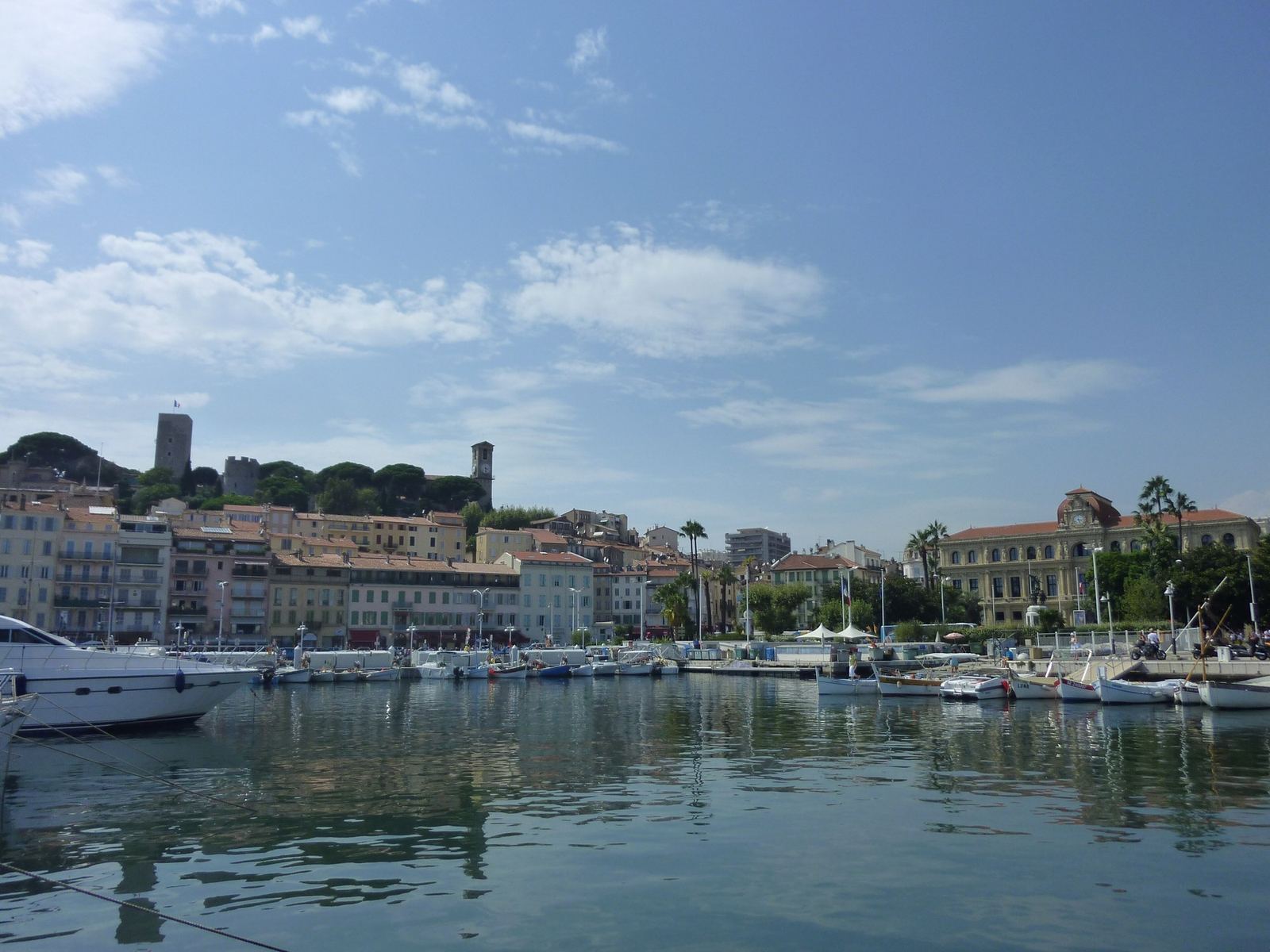 Pontons du Vieux-Port de Cannes avec la colline du Suquet en arrière-plan